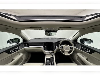 Used Volvo V60 2019 for sale - 76784300: Photo