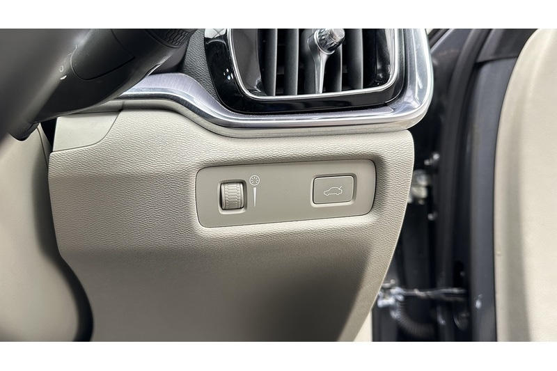 Used Volvo V60 2019 for sale - 76784300: Photo 42