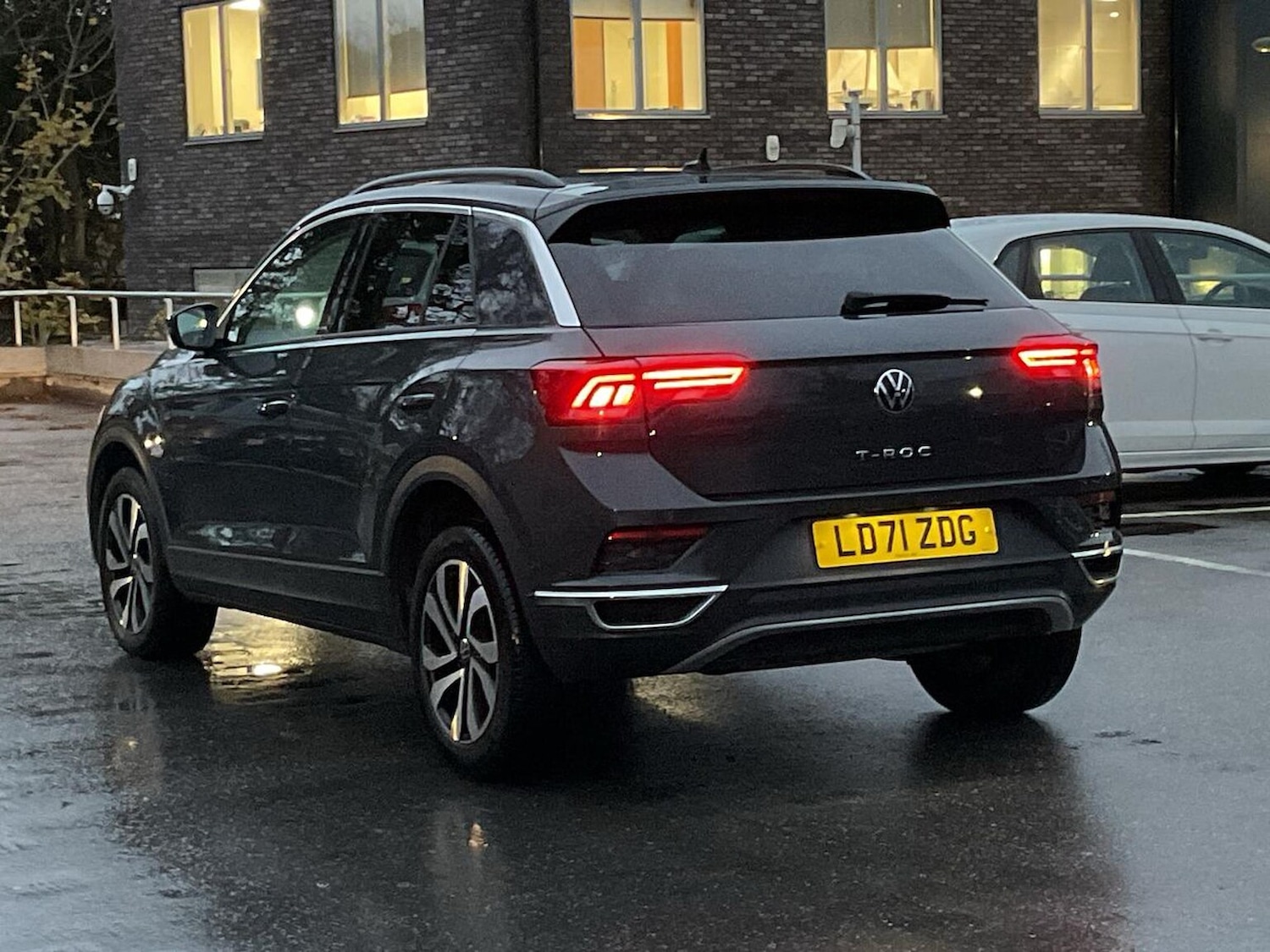 Used Volkswagen T-Roc 2021 for sale - 76763427: Photo 2