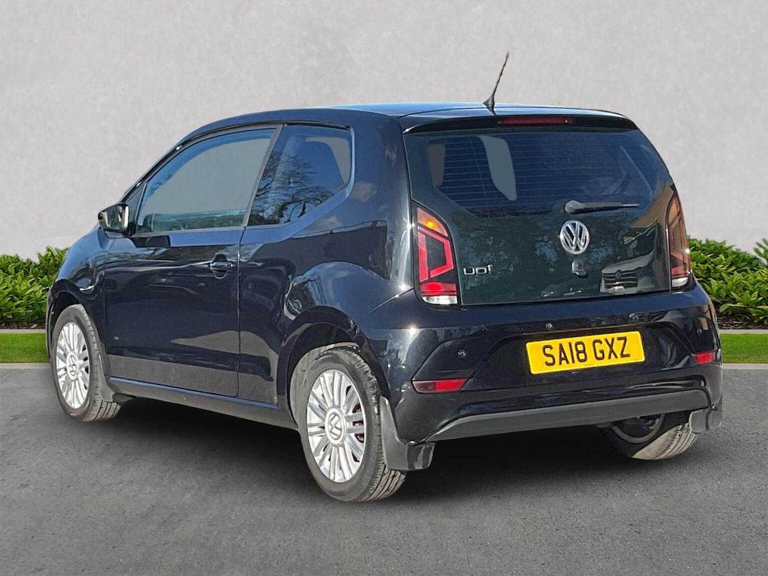 Used Volkswagen up! 2018 for sale - 76605610: Photo 2