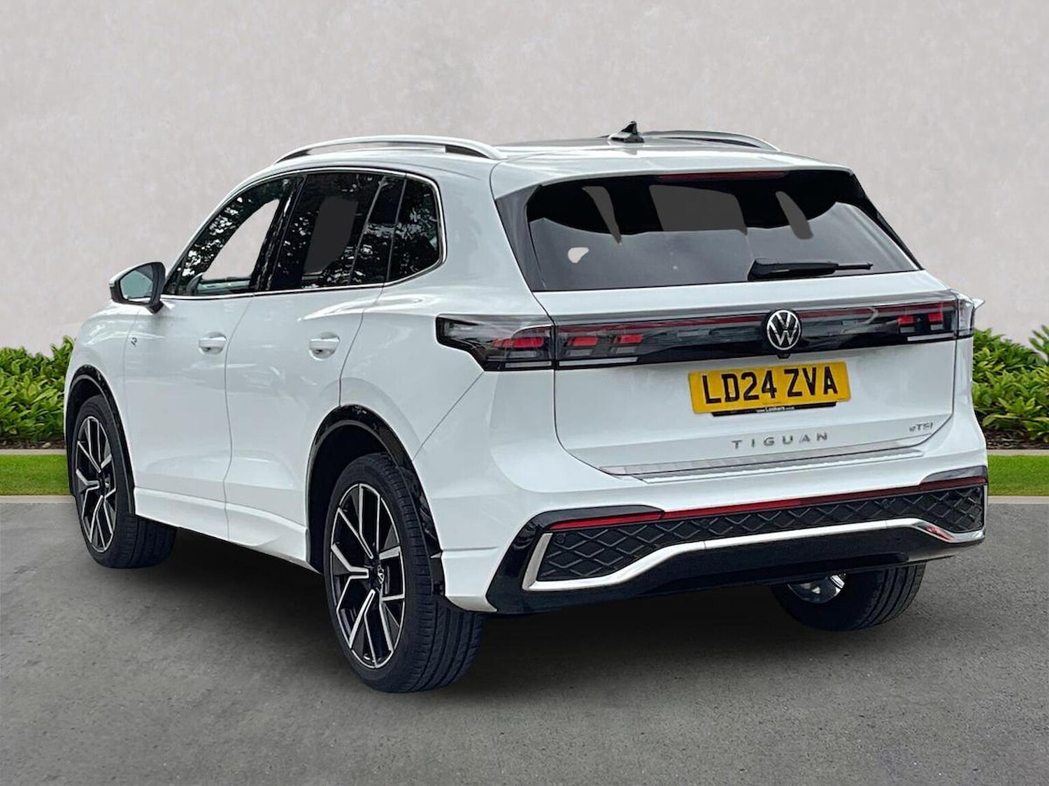 Used Volkswagen Tiguan 2024 for sale - 76198446: Photo 2