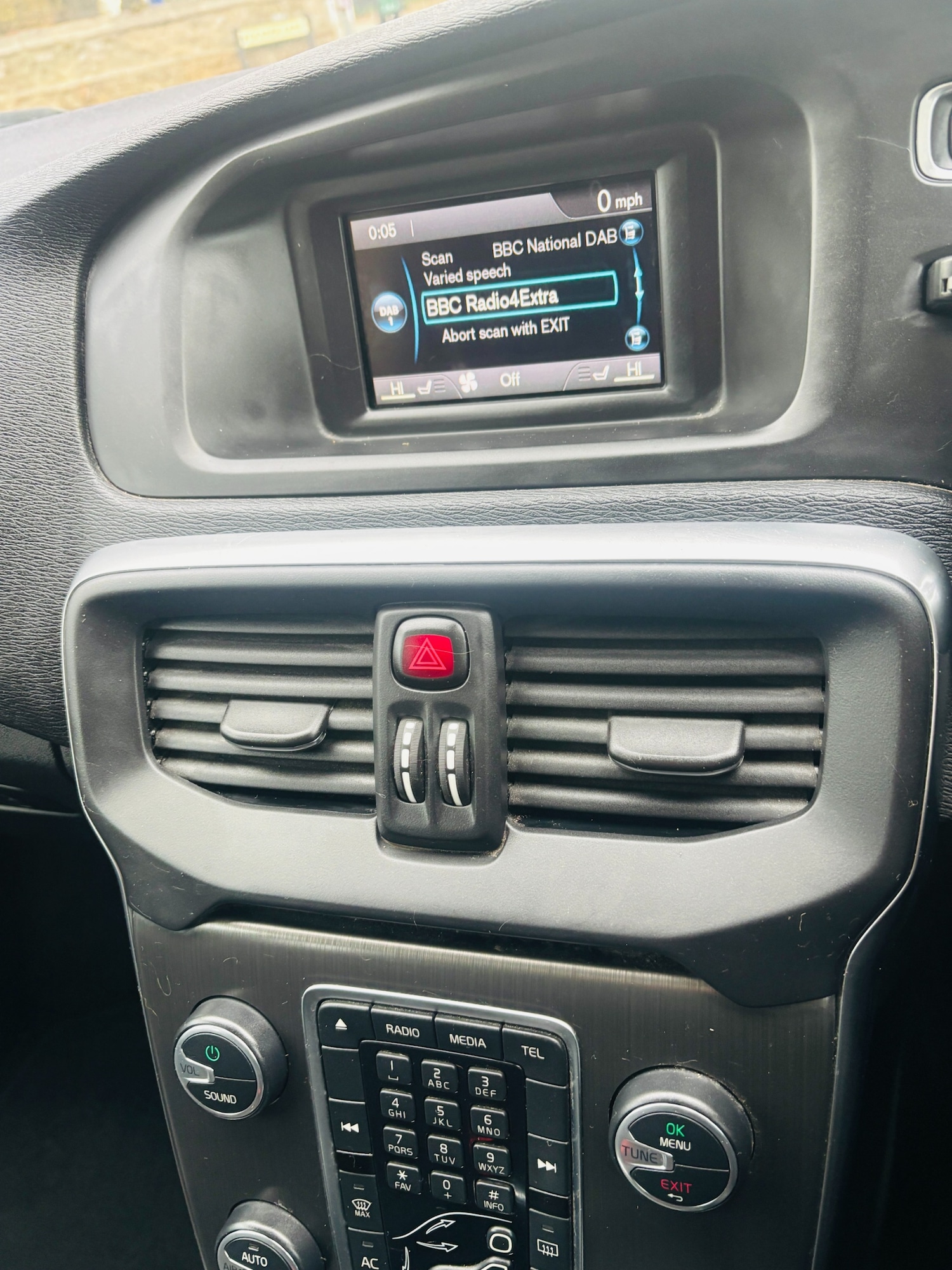 Used Volvo V40 2015 for sale - 76651124: Photo 17