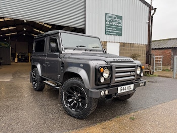 Land Rover Defender 90 feature image