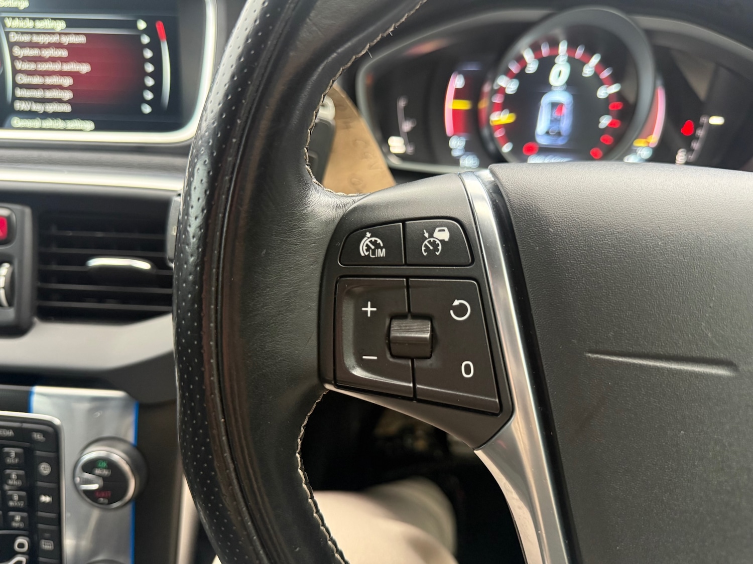 Used Volvo V40 2014 for sale - 77691090: Photo 16