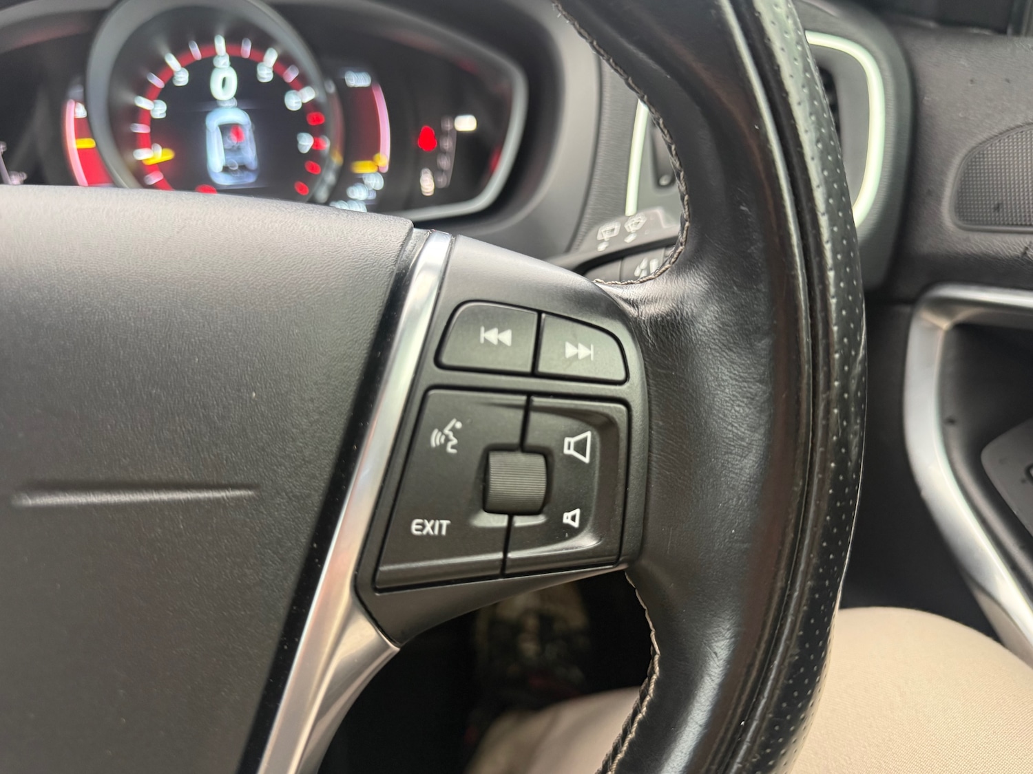 Used Volvo V40 2014 for sale - 77691090: Photo 17