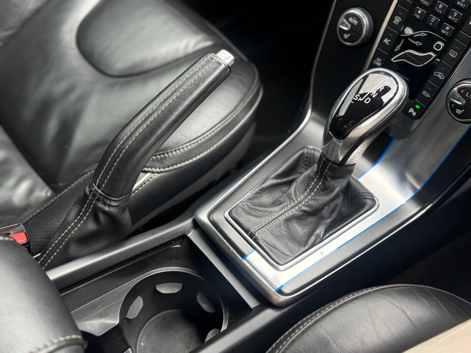 Used Volvo V40 2014 for sale - 77691090: Photo 24