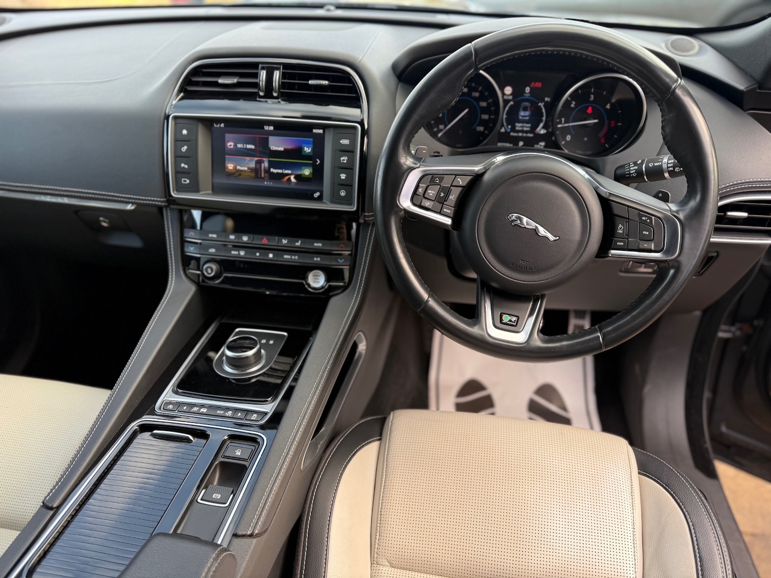 Used Jaguar F-Pace 2016 for sale - 76940437: Photo 17