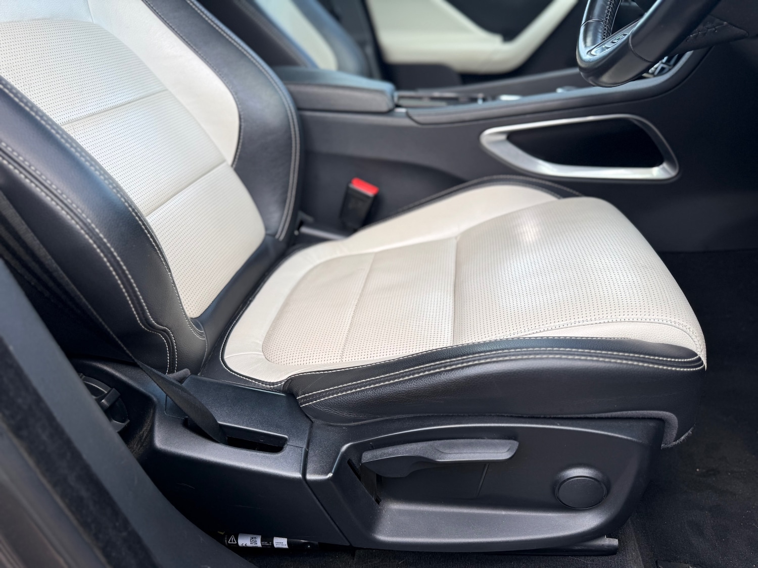 Used Jaguar F-Pace 2016 for sale - 76940437: Photo 33