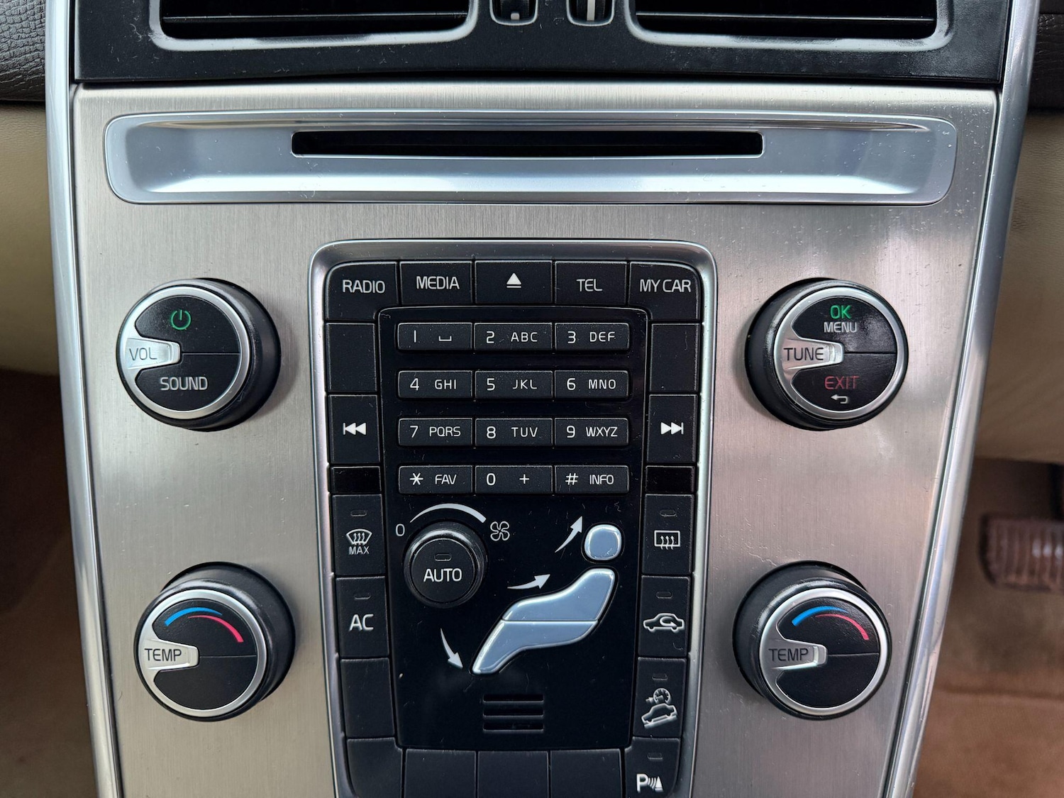 Used Volvo XC60 2012 for sale - 76866137: Photo 24