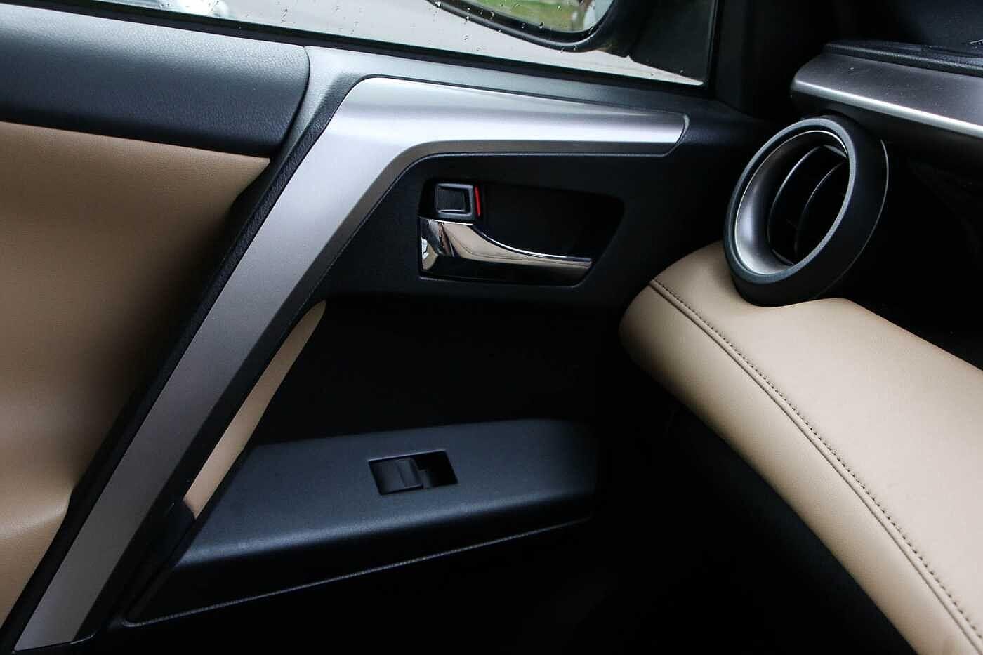 Used Toyota RAV4 2017 for sale - 76753304: Photo 4