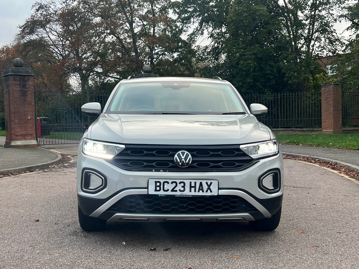 Used Volkswagen T-Roc 2023 for sale - 76611697: Photo 2