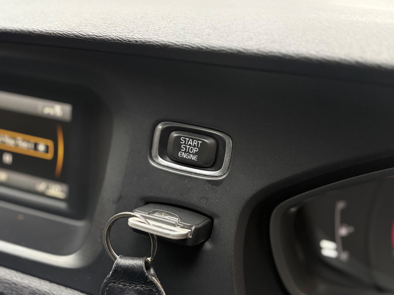 Used Volvo V40 2014 for sale - 78059924: Photo 46