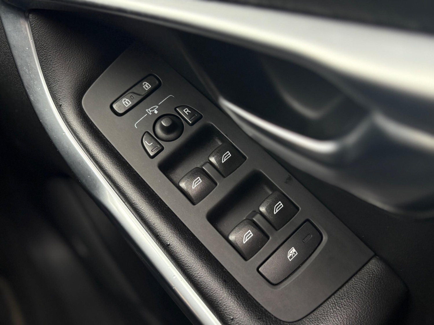 Used Volvo V40 2014 for sale - 78059924: Photo 61