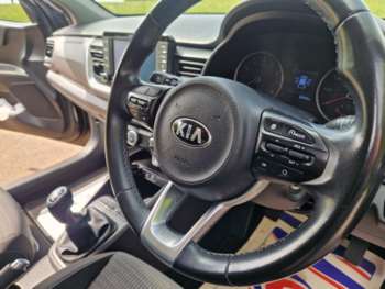 Used Kia Stonic 2018 for sale - 73205256: Photo