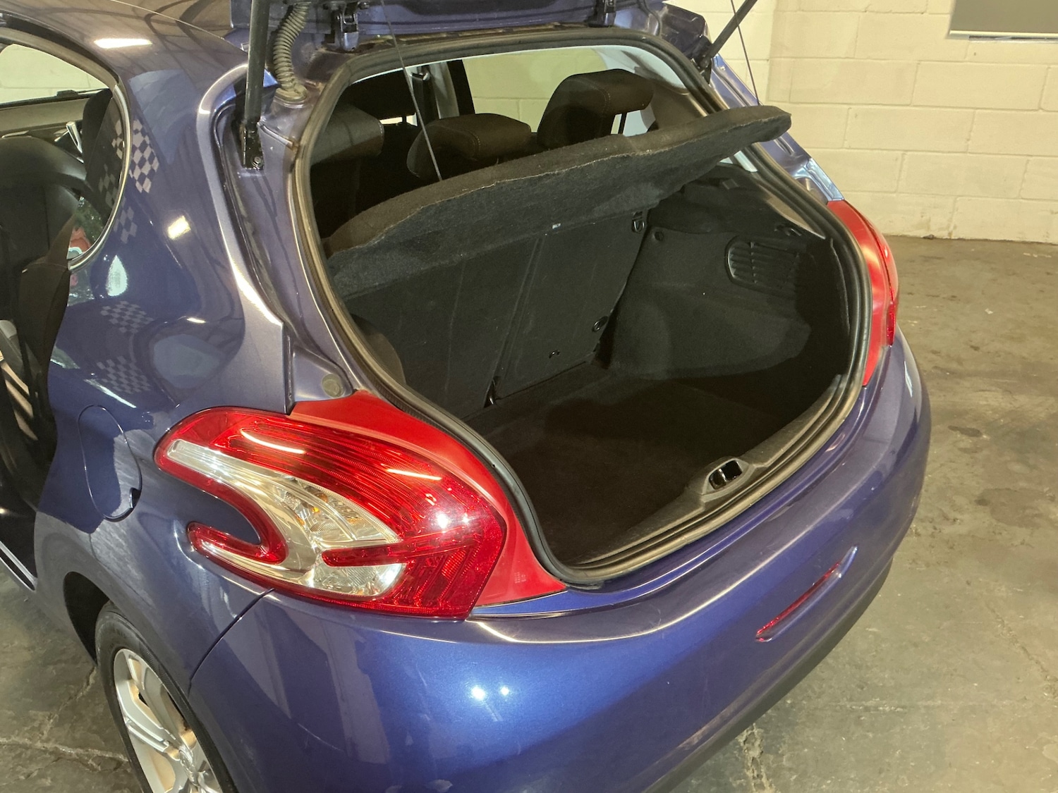 Used Peugeot 208 2014 for sale - 76941903: Photo 14