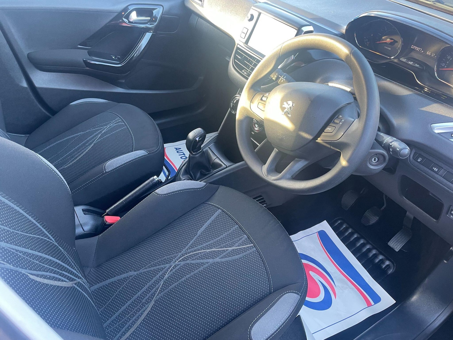 Used Peugeot 208 2015 for sale - 76634151: Photo 15