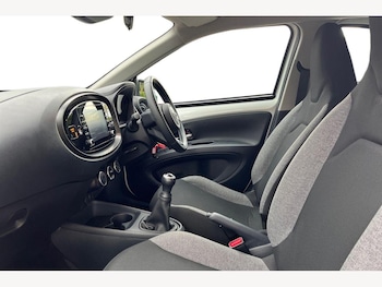 Used Toyota Aygo X 2023 for sale - 76292076: Photo 2
