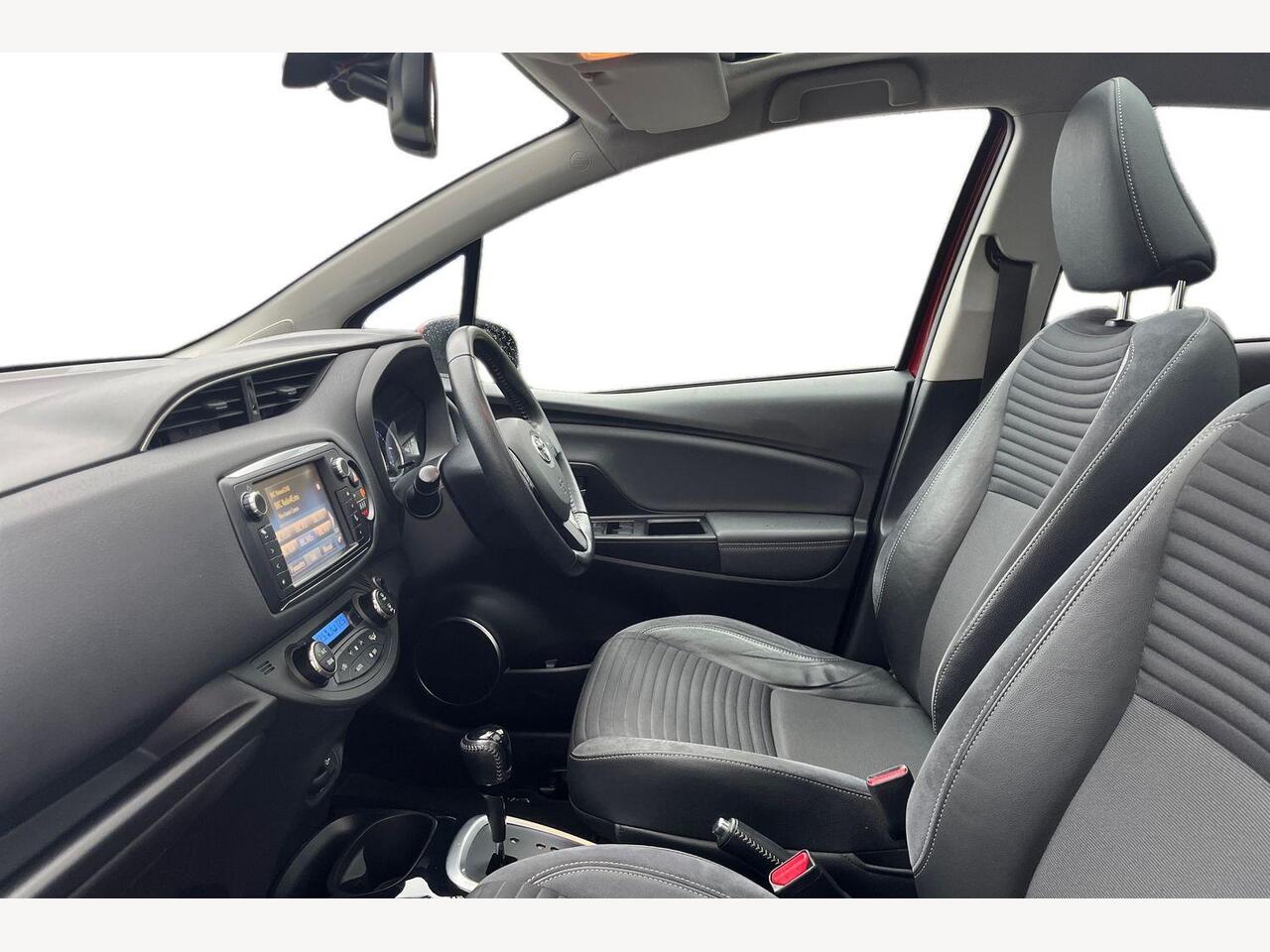 Used Toyota Yaris 2017 for sale - 77470732: Photo 2