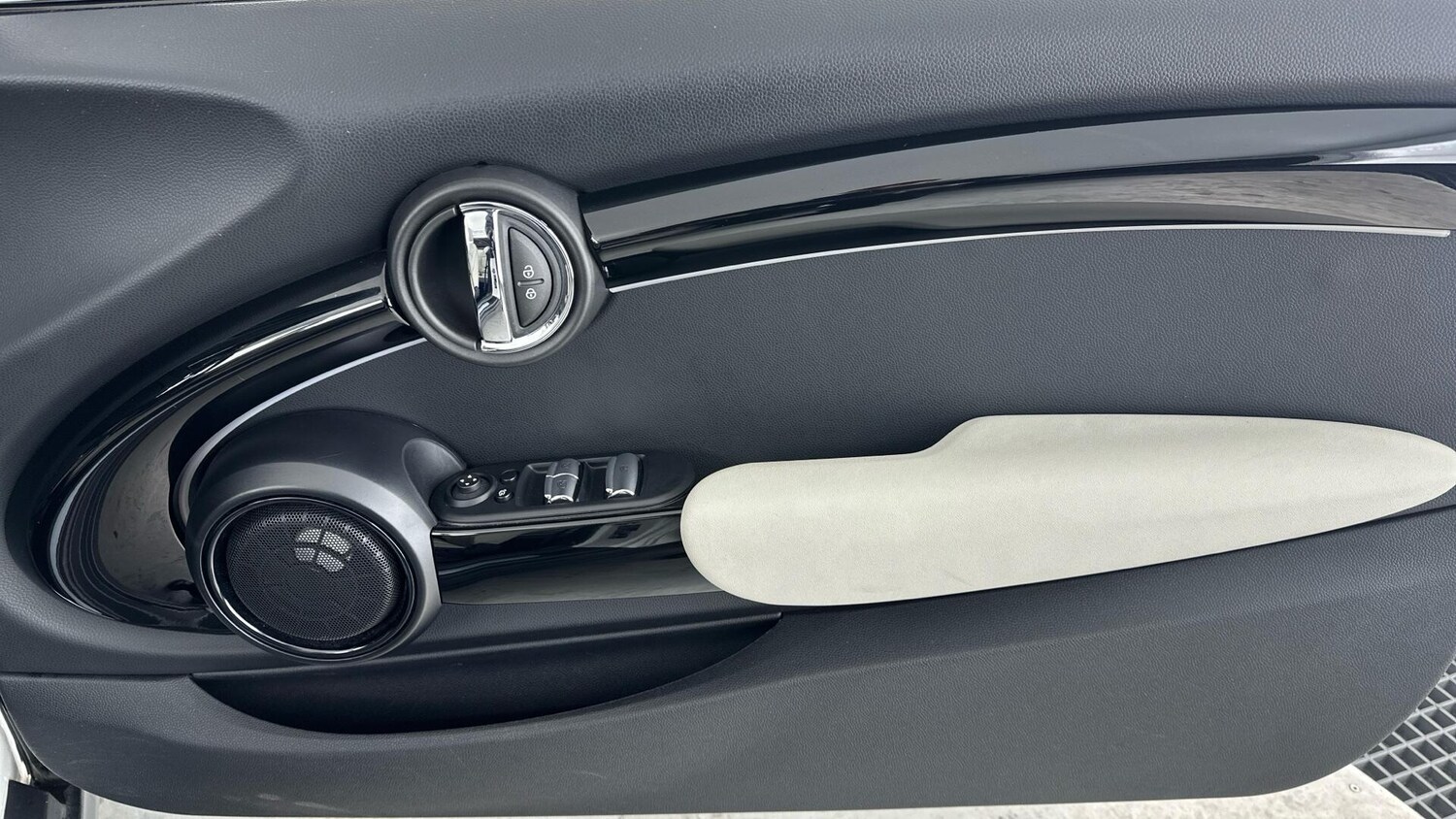 Used MINI Convertible 2023 for sale - 76781296: Photo 20