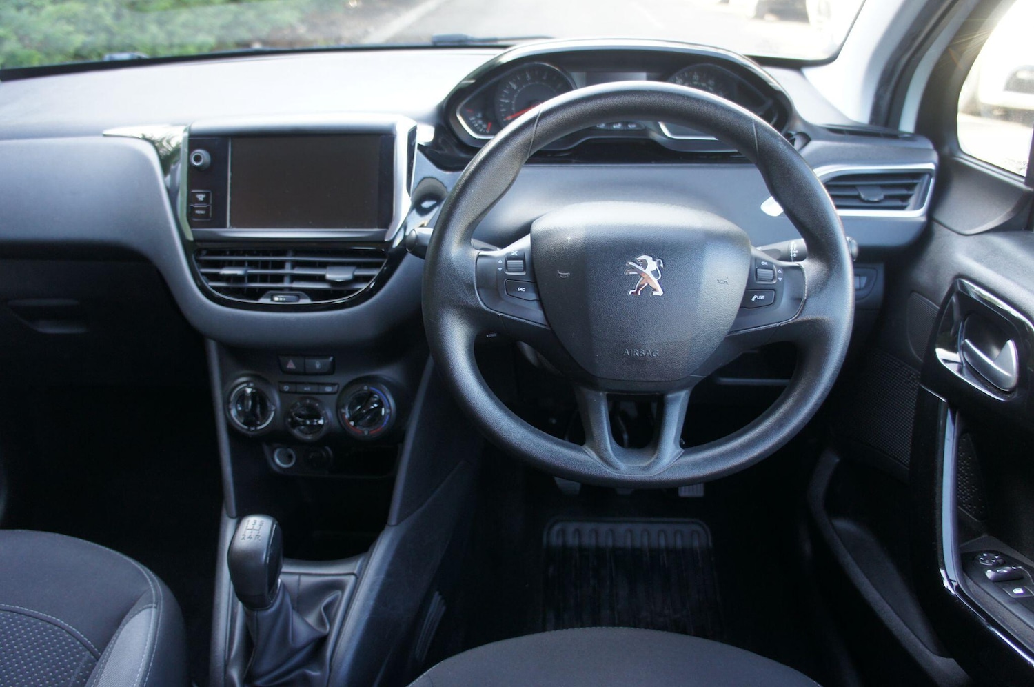 Used Peugeot 208 2014 for sale - 77940501: Photo 6
