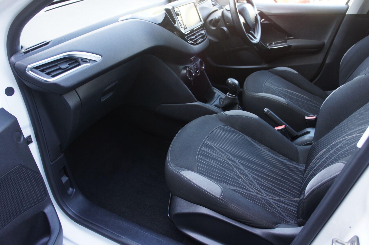 Used Peugeot 208 2014 for sale - 77940501: Photo 9