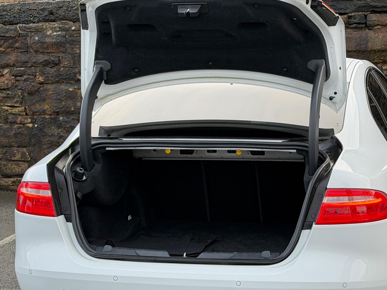 Used Jaguar XE 2018 for sale - 77215934: Photo 18