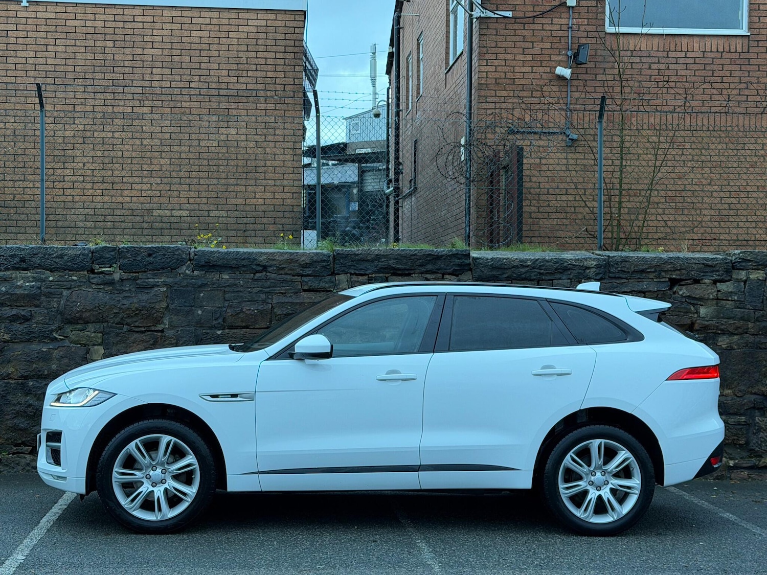 Used Jaguar F-Pace 2018 for sale - 76584701: Photo 4