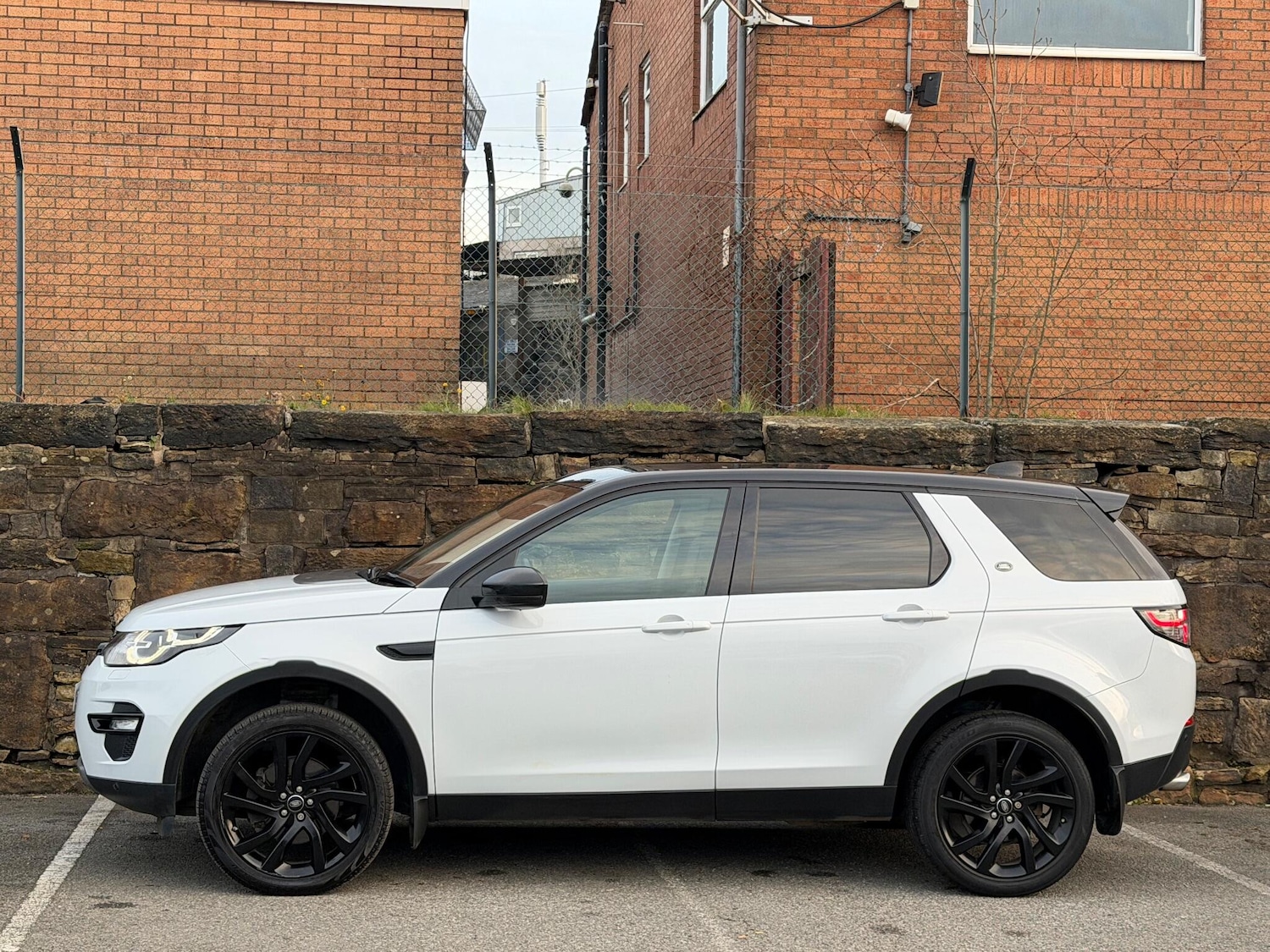 Used Land Rover Discovery Sport 2017 for sale - 76560986: Photo 4