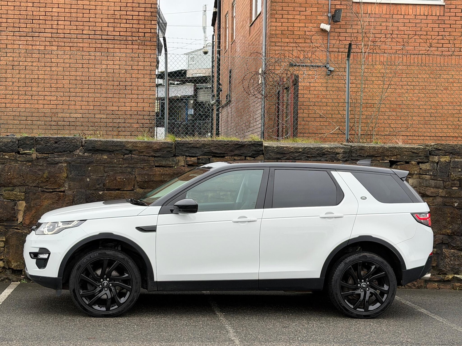 Used Land Rover Discovery Sport 2017 for sale - 76925908: Photo 4