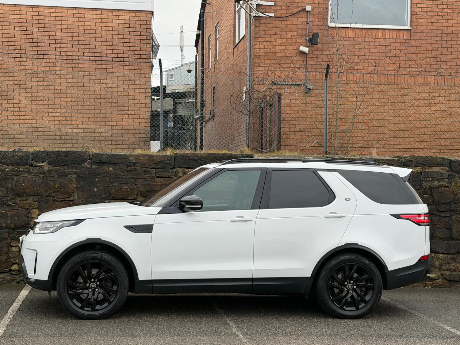 Used Land Rover Discovery 2017 for sale - 77469230: Photo 4