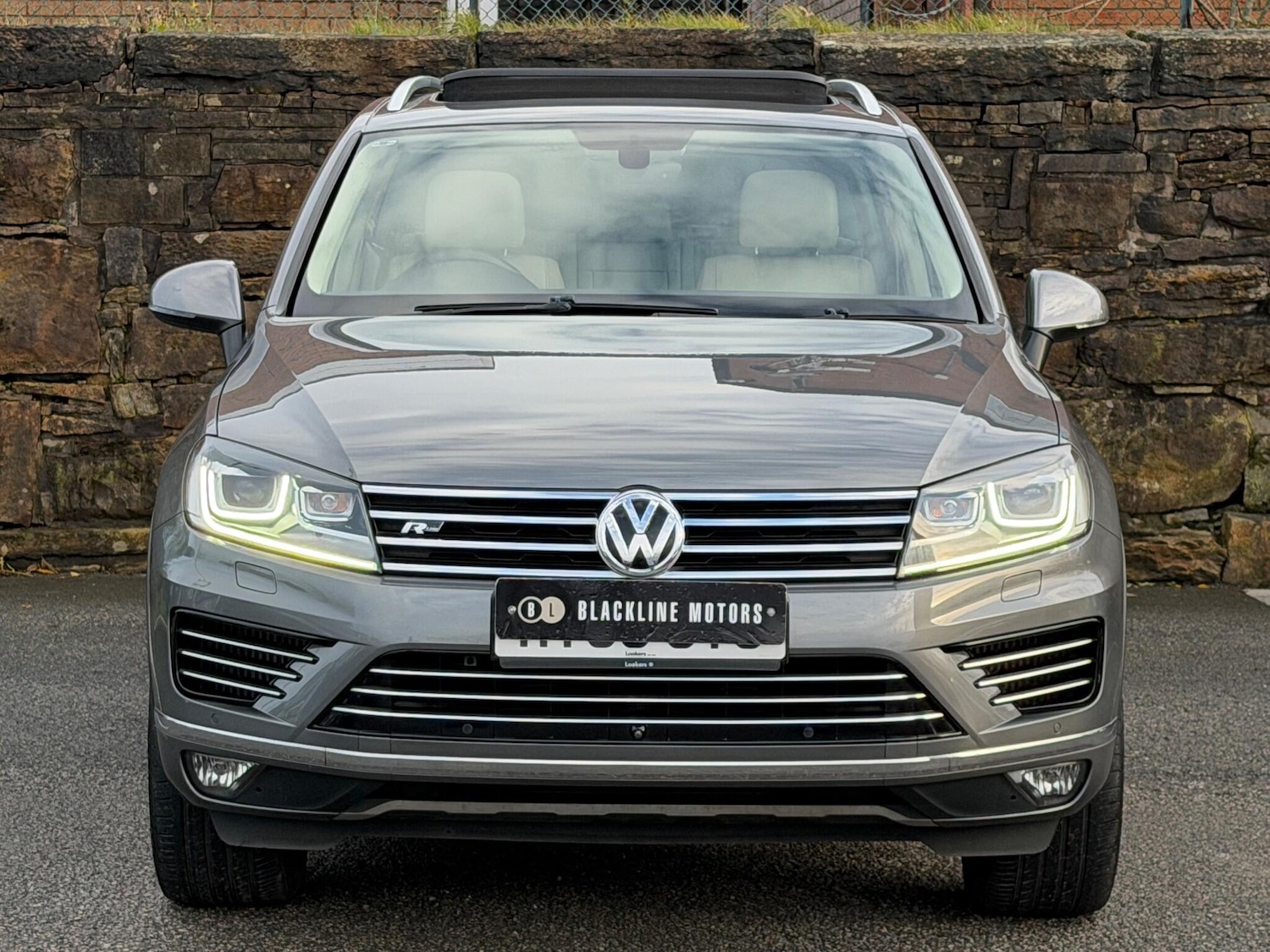 Used Volkswagen Touareg 2016 for sale - 76801961: Photo 2