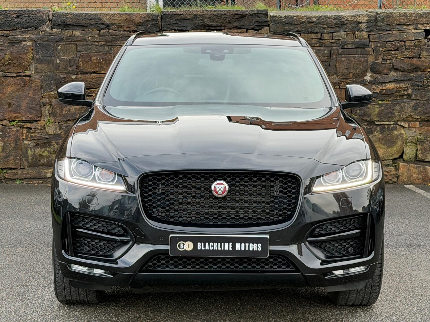 Used Jaguar F-Pace 2017 for sale - 76349364: Photo 2