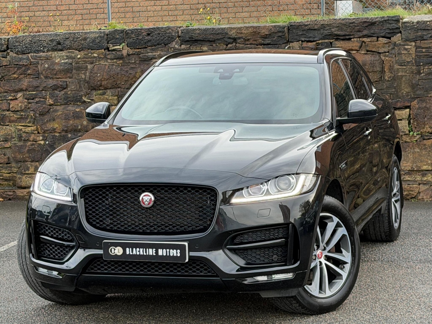 Used Jaguar F-Pace 2017 for sale - 76349364: Photo 3