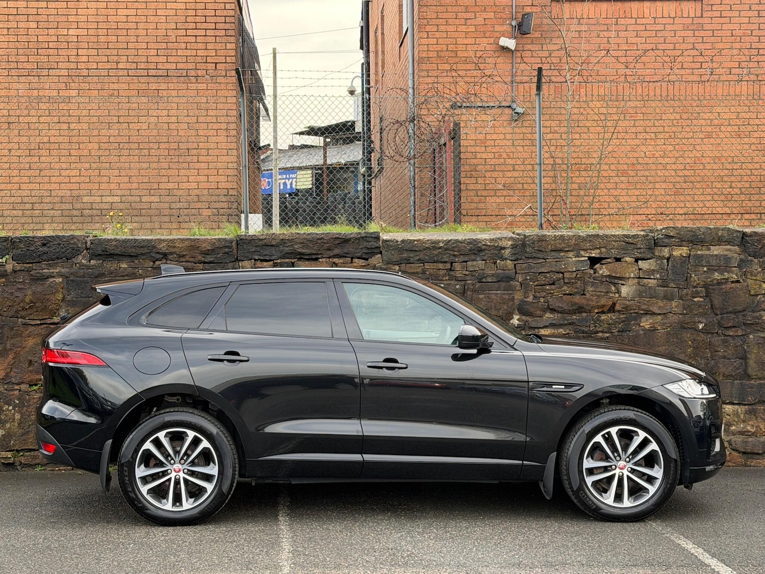 Used Jaguar F-Pace 2017 for sale - 76349364: Photo 8