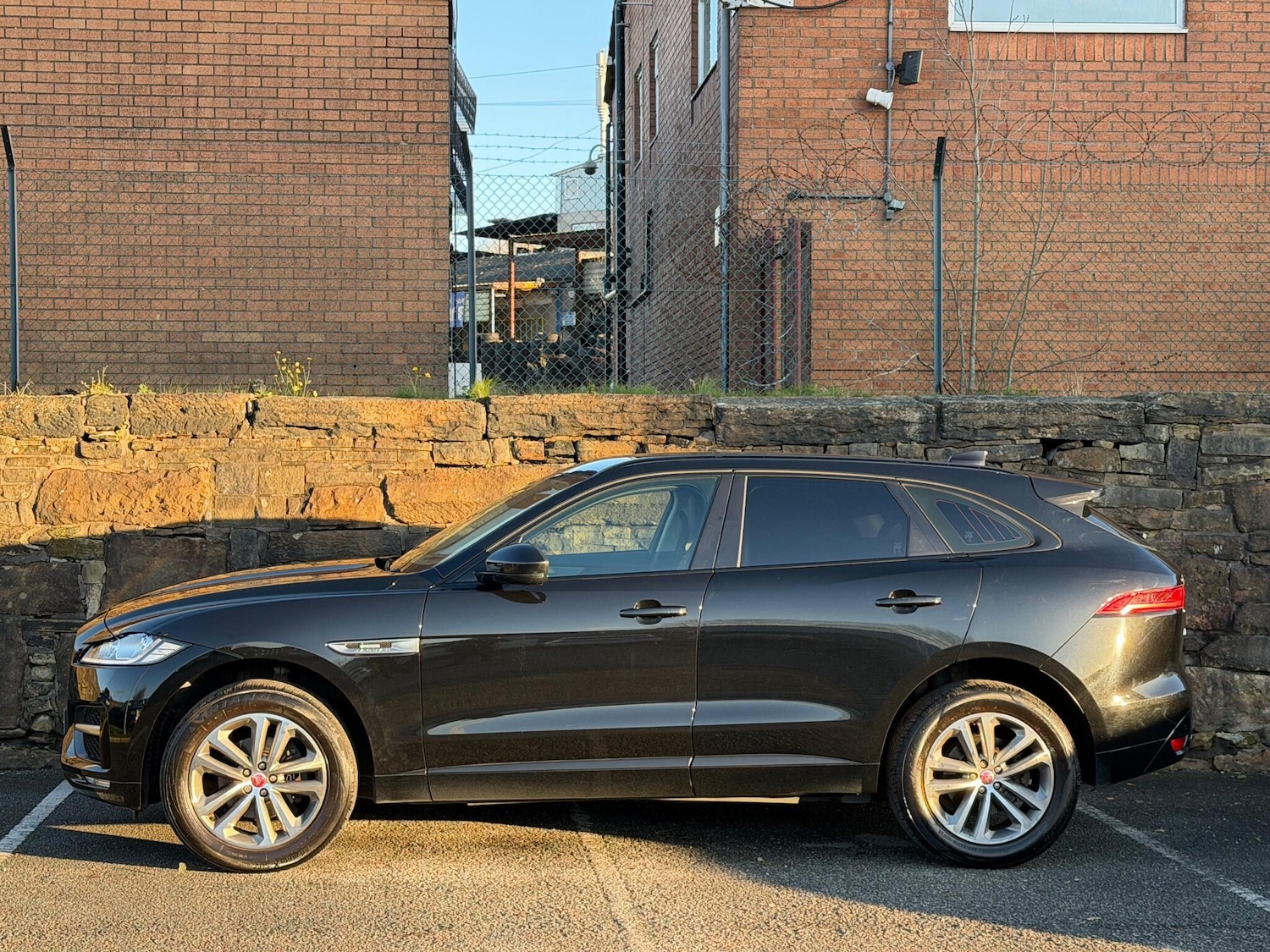 Used Jaguar F-Pace 2017 for sale - 76620483: Photo 4