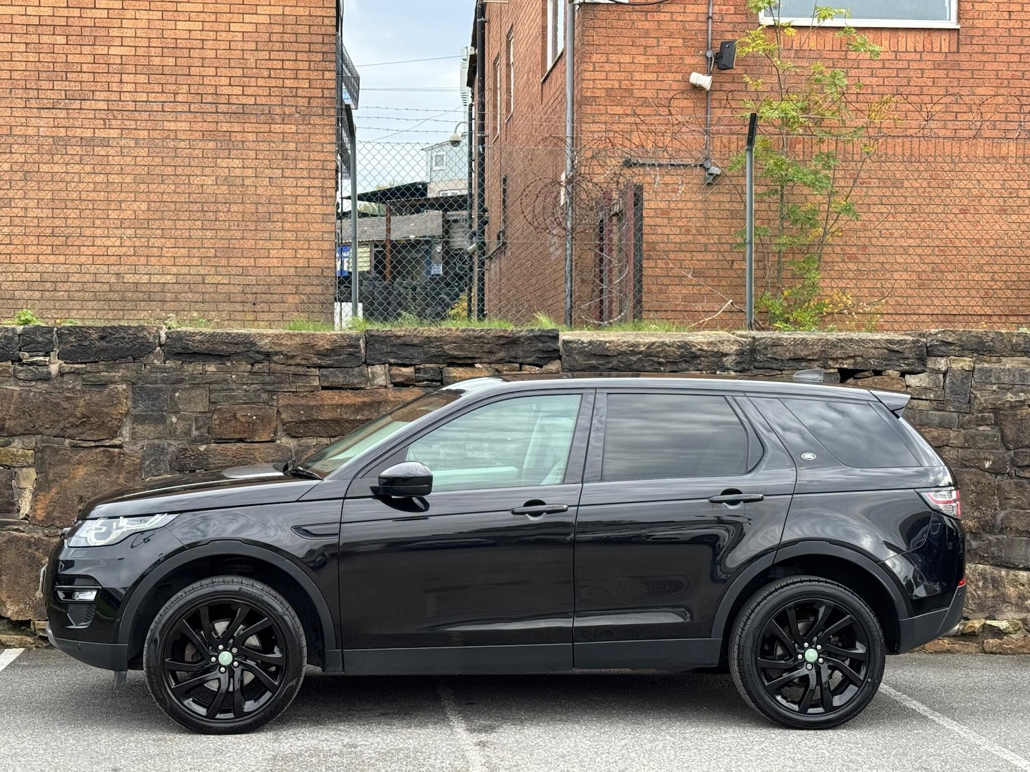 Used Land Rover Discovery Sport 2017 for sale - 76990763: Photo 4