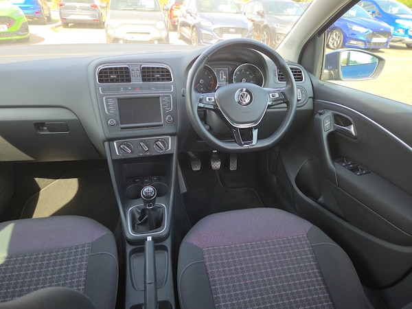 Used Volkswagen Polo 2017 for sale - 75648641: Photo 2