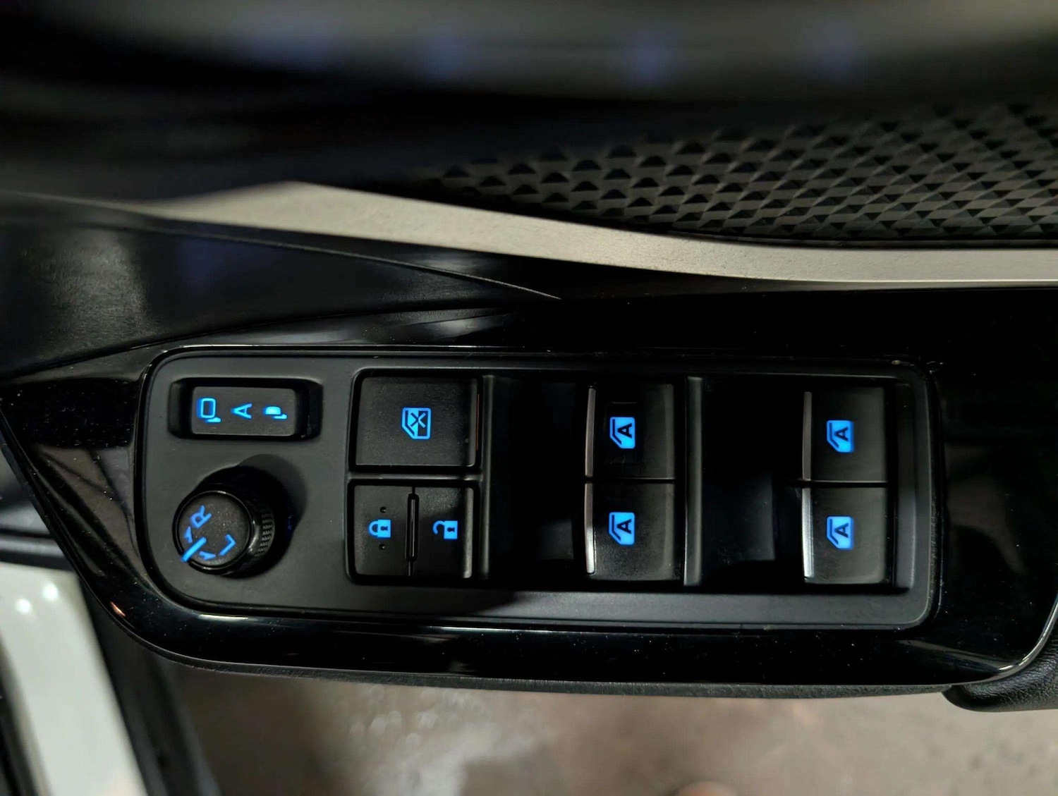 Used Toyota C-HR 2018 for sale - 76865503: Photo 40