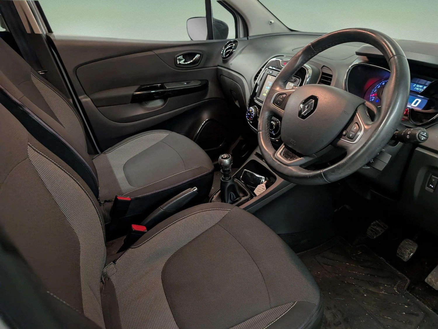 Used Renault Captur for sale - 77924847: Photo 15