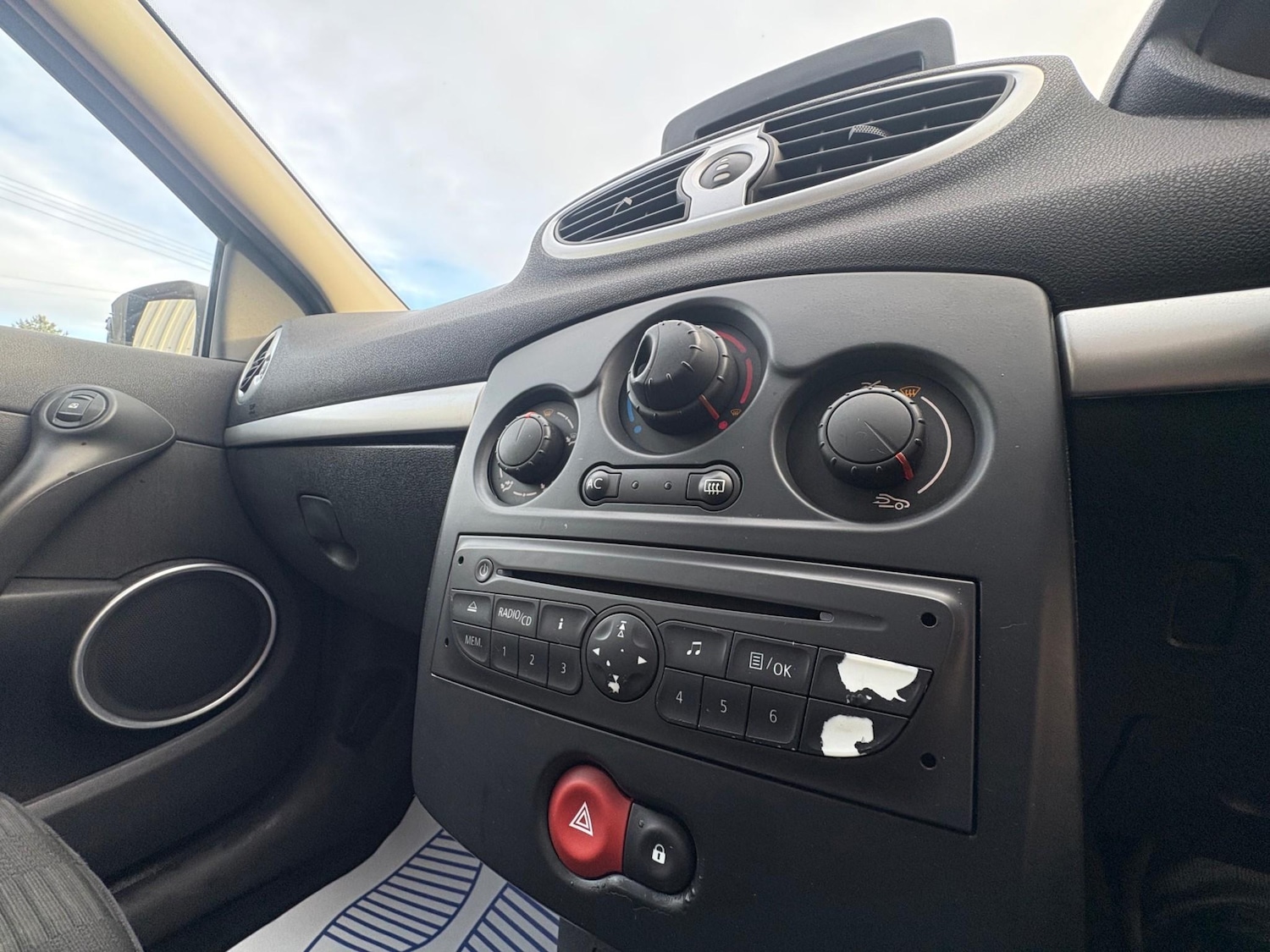 Used Renault Clio 2010 for sale - 77187290: Photo 23