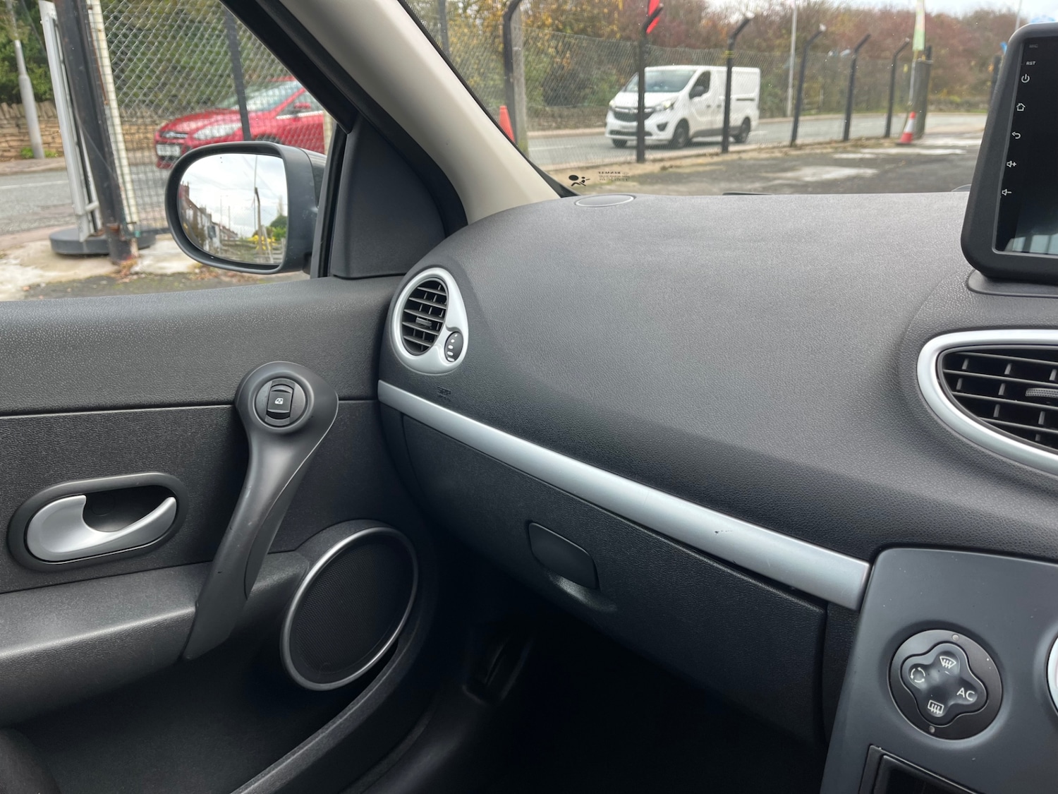 Used Renault Clio 2011 for sale - 76536895: Photo 14