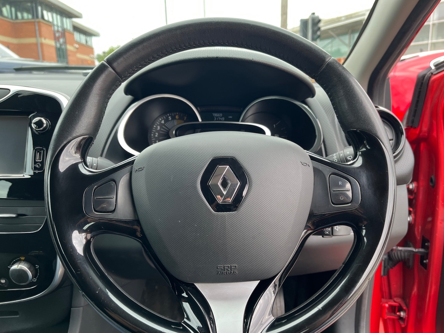 Used Renault Clio 2015 for sale - 76178209: Photo 14