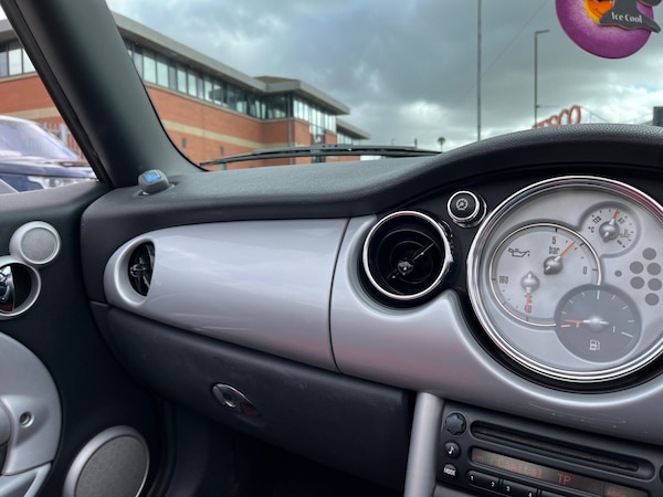 Used MINI Convertible 2004 for sale - 75718572: Photo 24