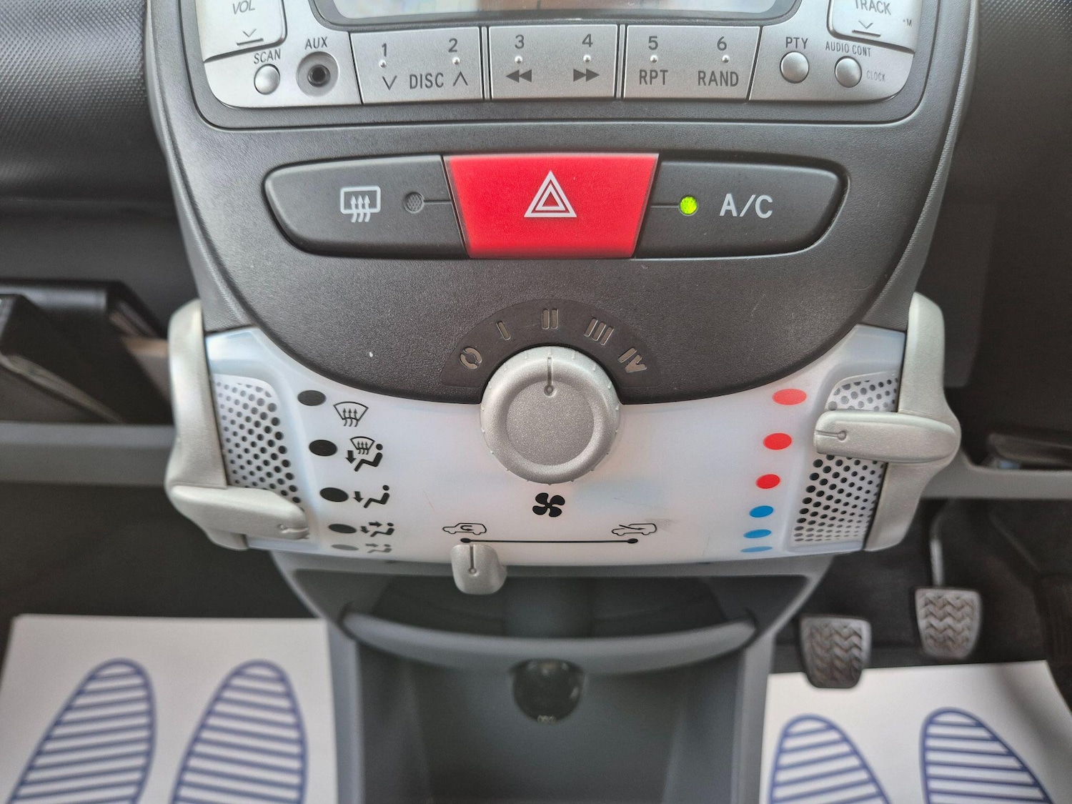 Used Toyota AYGO 2010 for sale - 76584321: Photo 75