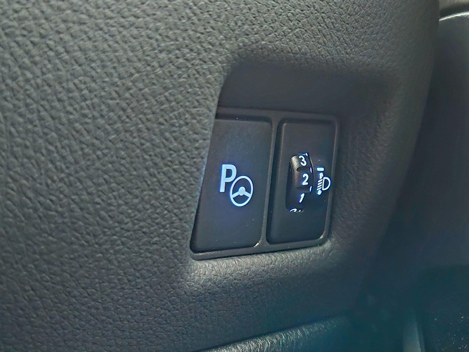 Used Toyota C-HR 2018 for sale - 77495902: Photo 23