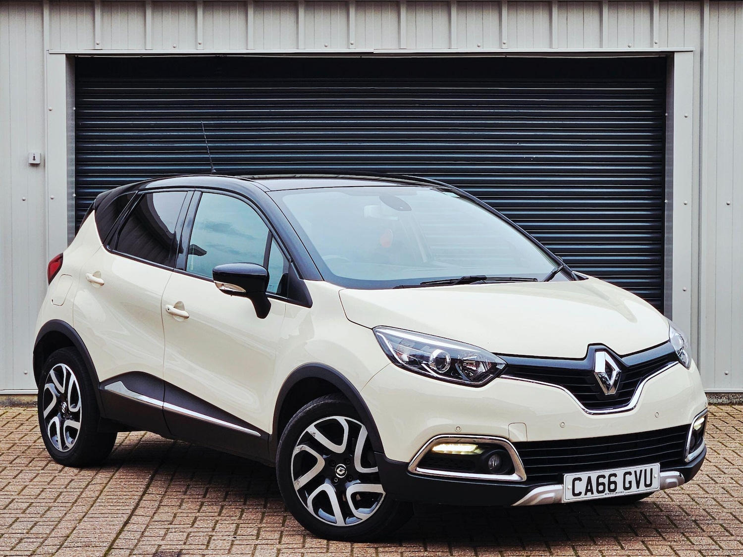 Used Renault Captur 2017 for sale - 76432094: Photo 1