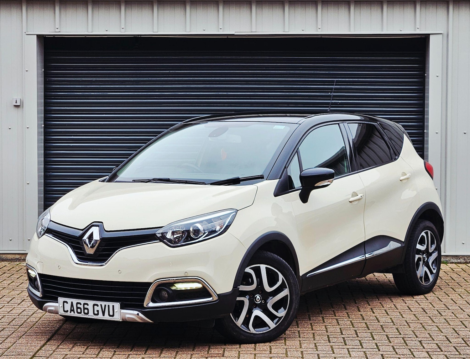 Used Renault Captur 2017 for sale - 76432094: Photo 2