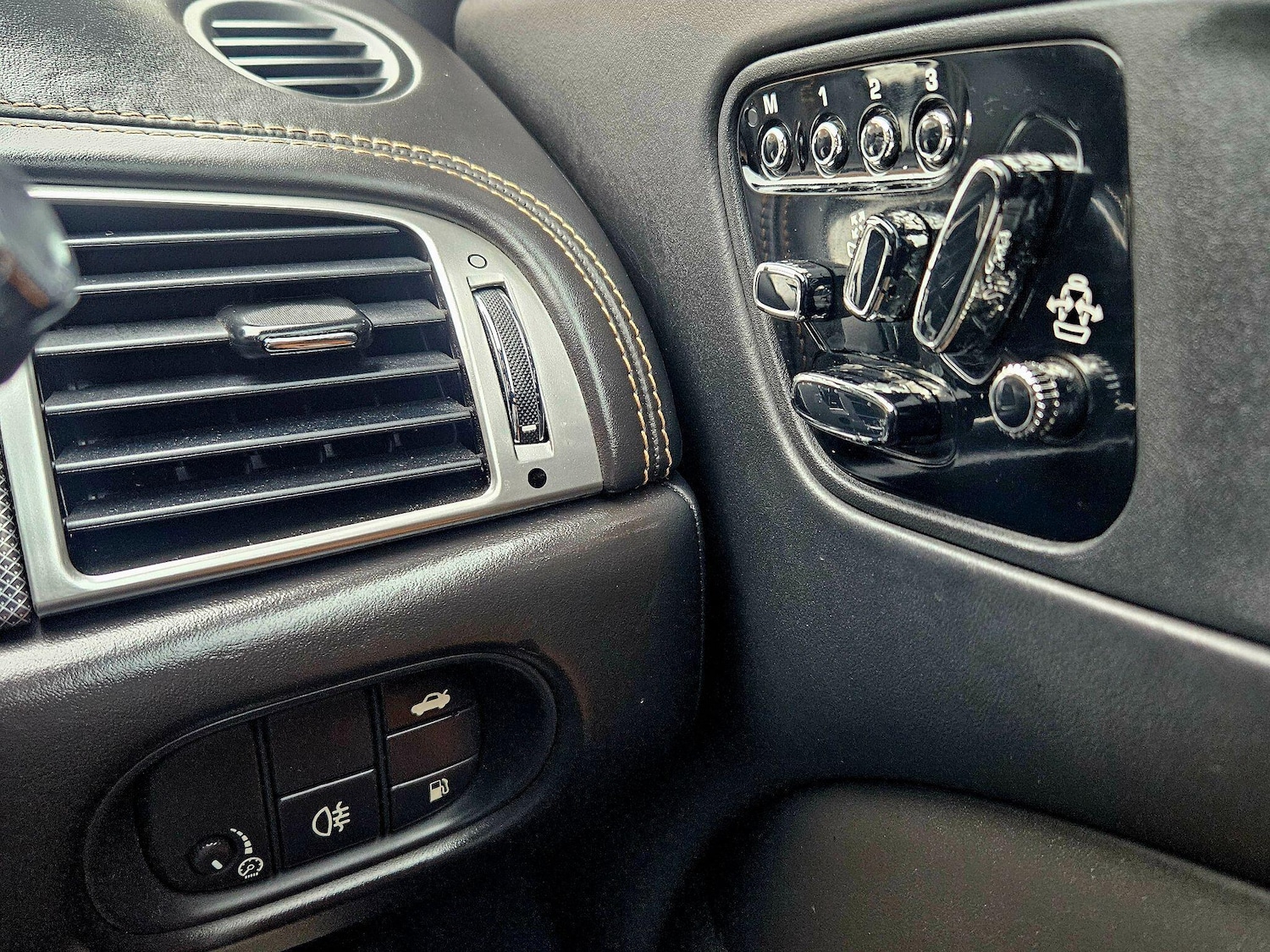 Used Jaguar XK 2011 for sale - 76992328: Photo 28