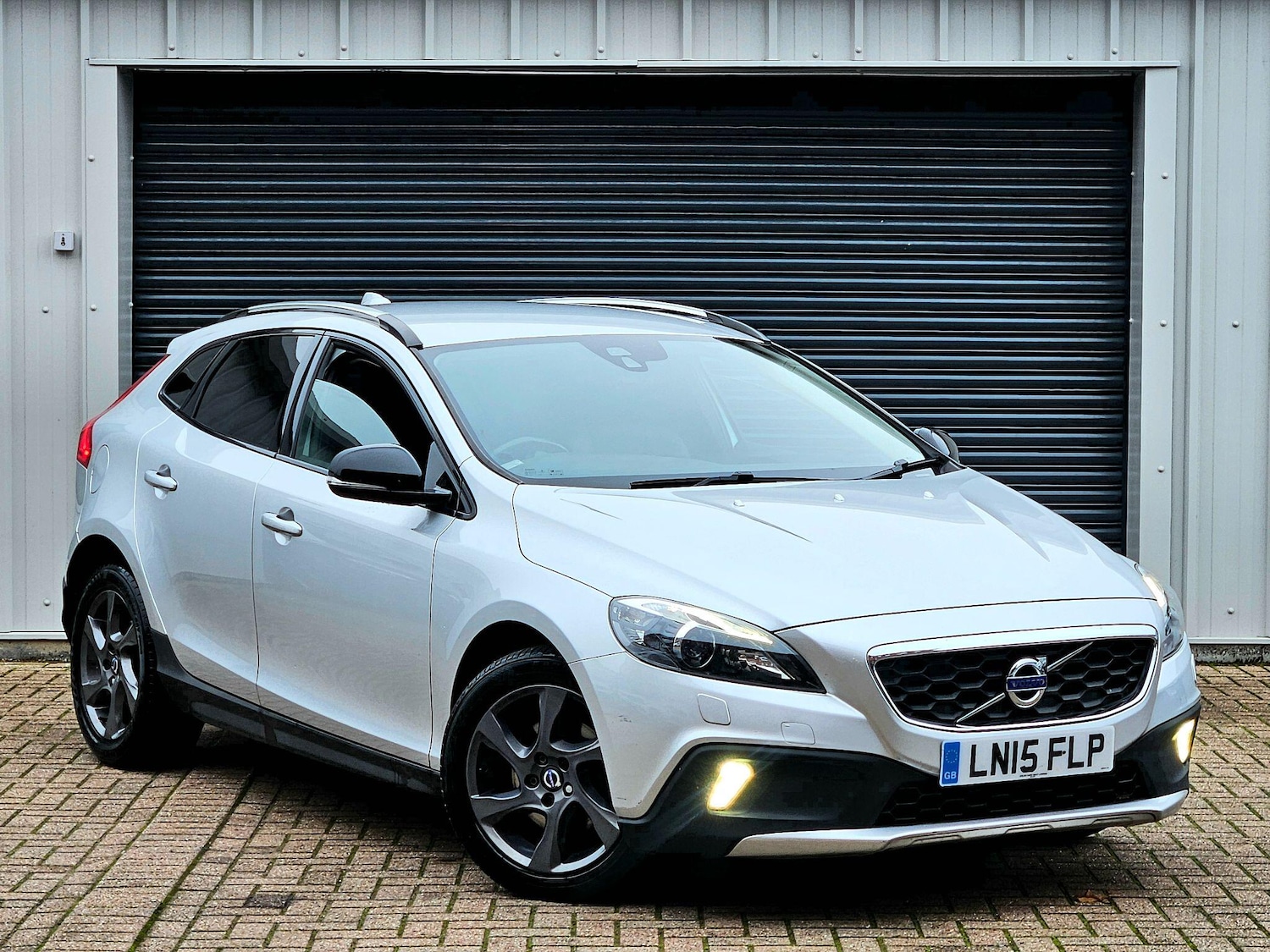 Used Volvo V40 2015 for sale - 76592810: Photo 1