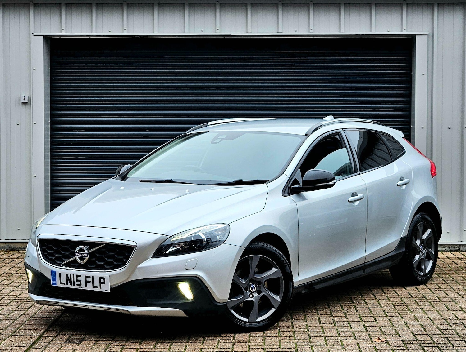 Used Volvo V40 2015 for sale - 76592810: Photo 2